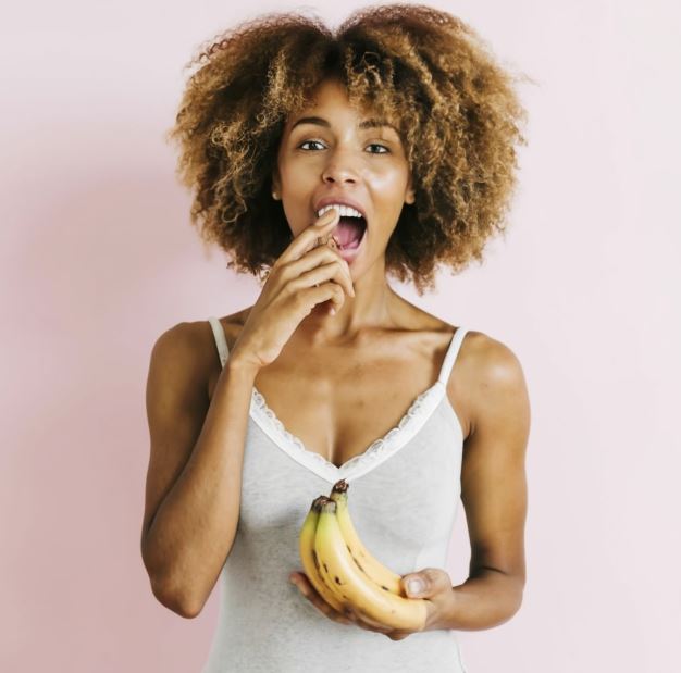 femme qui s'apprete à faire une gorge profonde